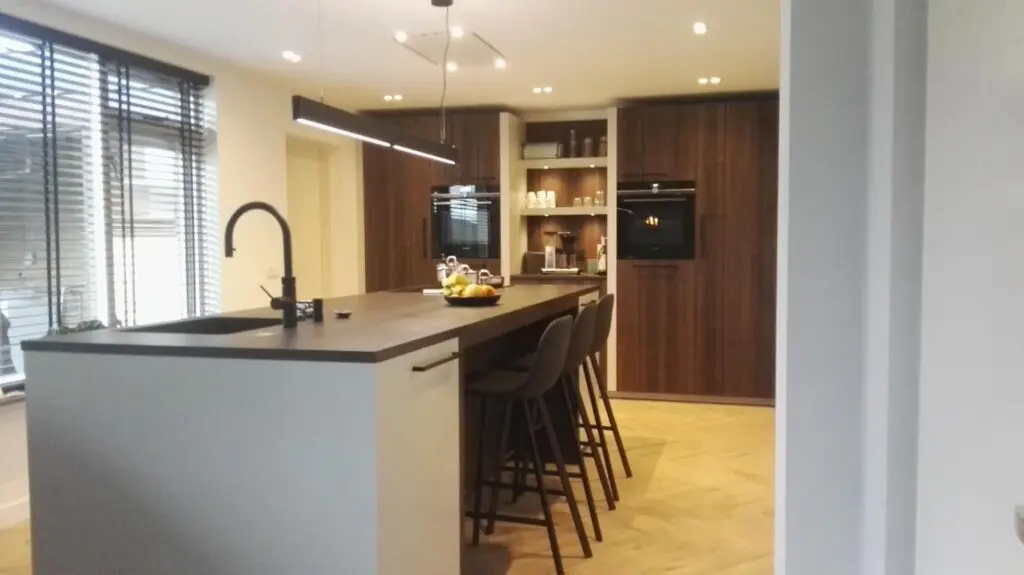 Stijlvolle keuken in gerenoveerde woning Zwaagwesteinde
